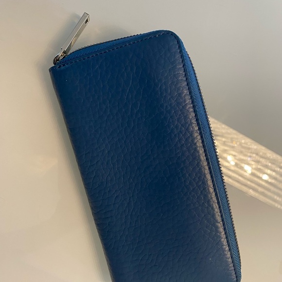 HUGO ziparound Pebbled Blue Wallet NWOT - Picture 7 of 7